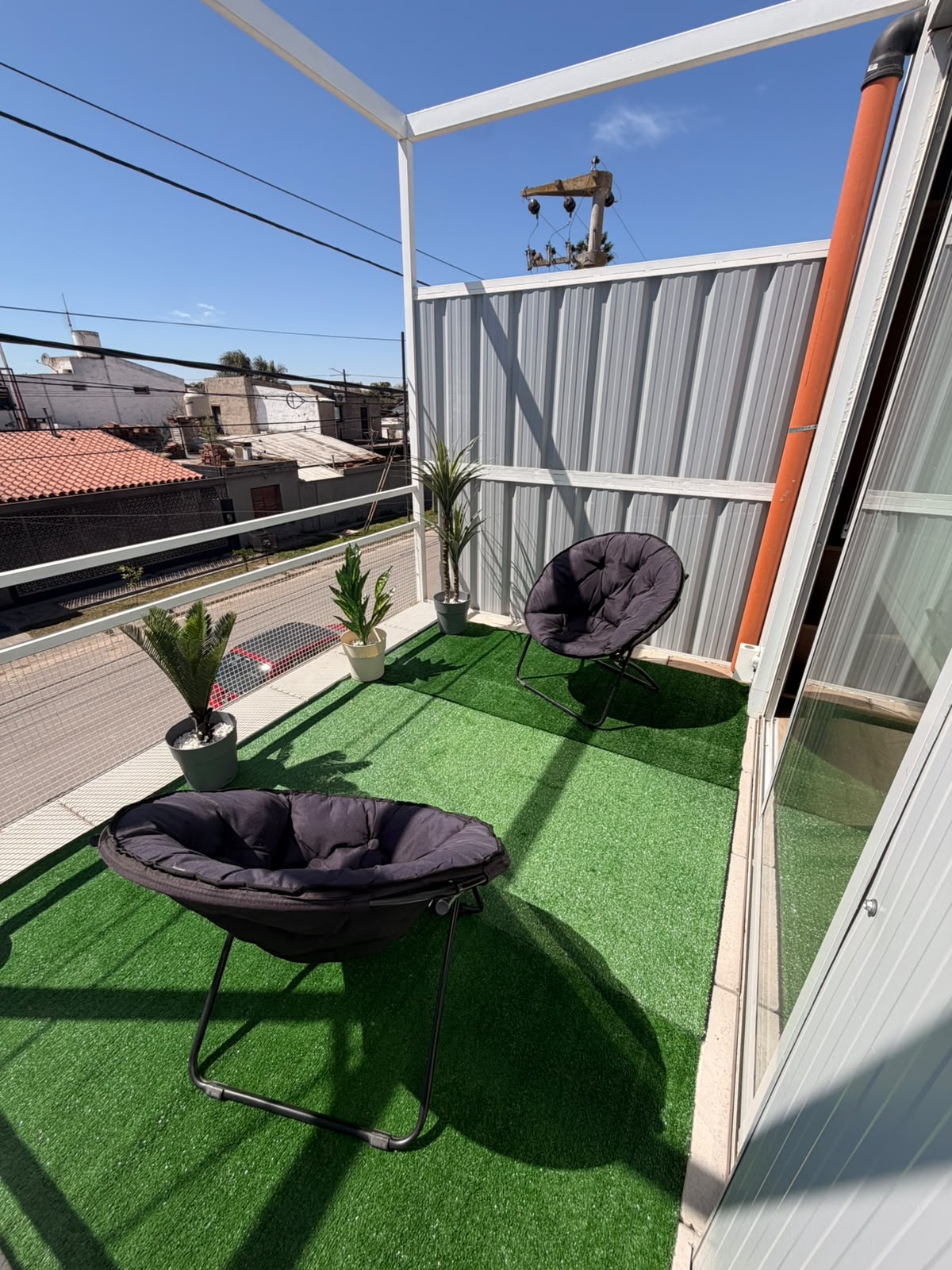 Balcón con dos sillones y plantas